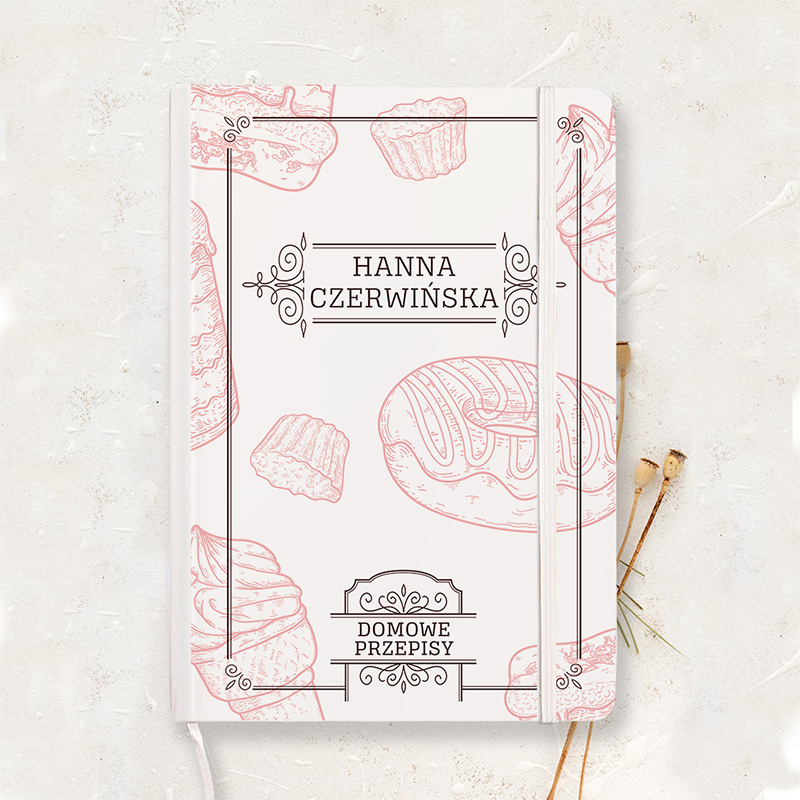 Okładka notatnika z różowymi ilustracjami wypieków, z napisem 'HANNA CZERWIŃSKA' oraz 'DOMOWE PRZEPISY'.