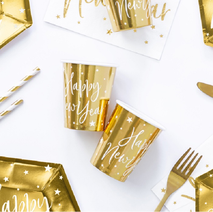 Jednorazowe kubeczki papierowe z metalizowanym złotym kolorze z napisem "Happy New Year"