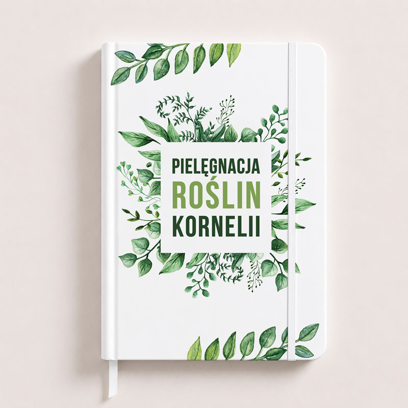 Biała okładka notesu zdobiona zielonymi roślinnymi ilustracjami i napisem "Pielęgnacja roślin Kornelii".