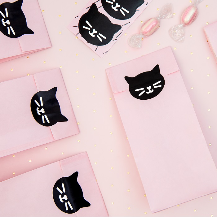 torebki wykonane z pięknego jasnoróżowego papieru z ozdobnymi naklejkami kotek, idealne na słodycze i drobne upominków