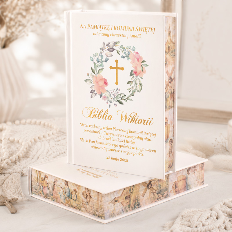 Elegancka Biblia Wiktorii ozdobiona kwiatami i krzyżem, z dedykacją na chrzciny. Data: 28 maja 2023.