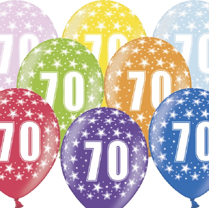Kolorowe, lateksowe balony urodzinowe około 30 cm, z nadrukiem w kolorze białym cyfrą 70 i białymi gwiazdkami. Idealne na dekoracje urodzinowe