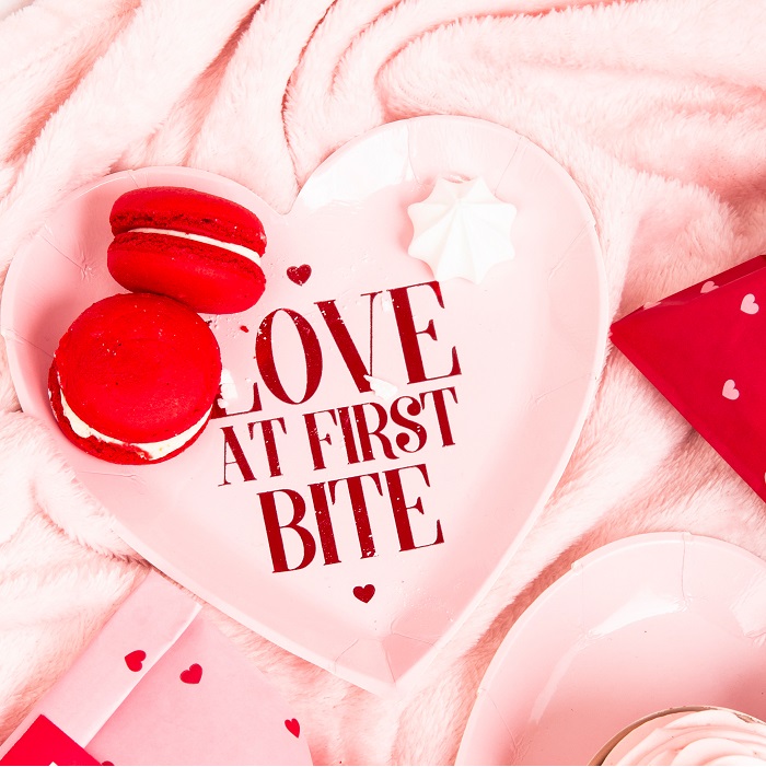 Zdjęcie slidera - Talerzyki na Walentynki Love is in the air – Love at first bite, 18,5 cm, 6szt