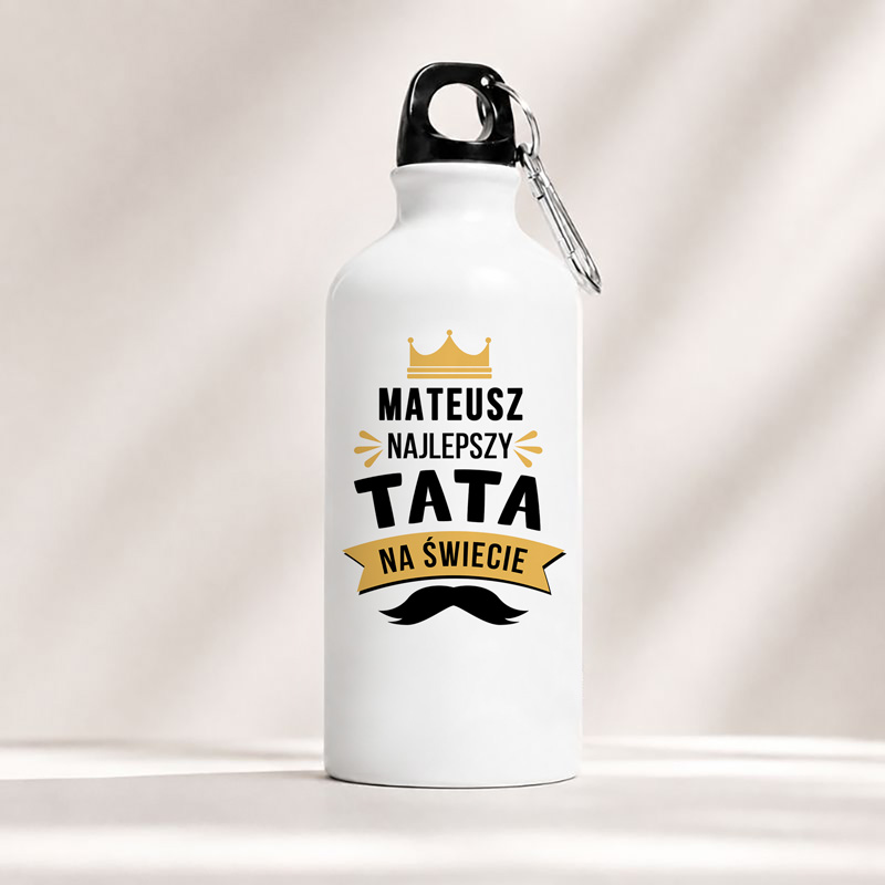 Butelka wody z napisem "MATEUSZ NAJLEPSZY TATA NA ŚWIECIE" oraz ozdobnymi grafikami.
