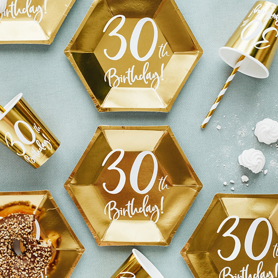 Papierowe talerzyki w ciekawym kształcie złote z białym napisem: 30th Birthday