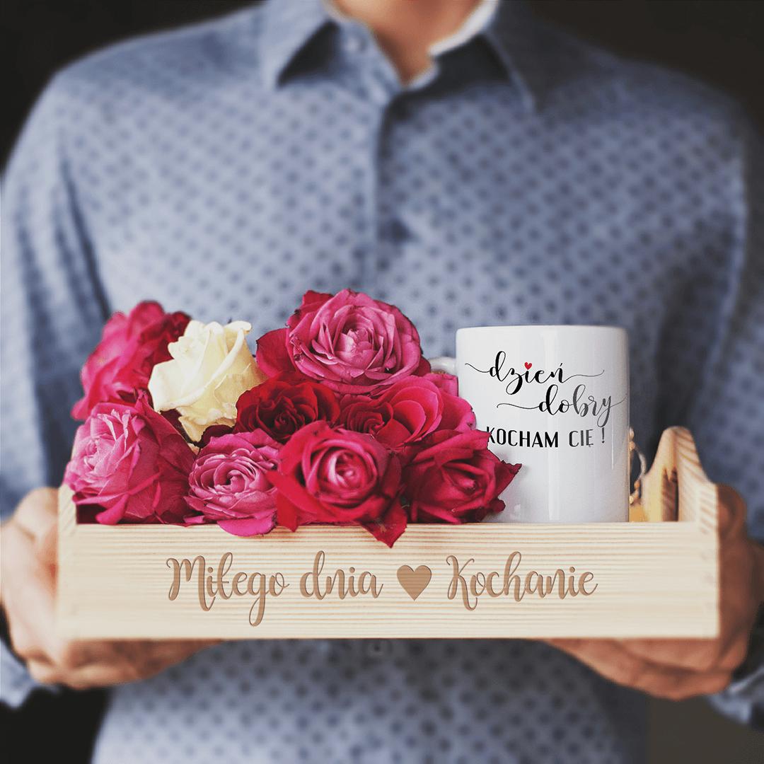  Zestaw dla ukochanej osoby zawierający deskę na śniadanie z napisem Miłego dnia Kochanie i kubek.