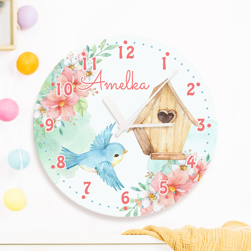 Zegar na ścianę z dziecięcą grafiką w postaci ptaszka i kolorowych kwiatów z imieniem dziecka