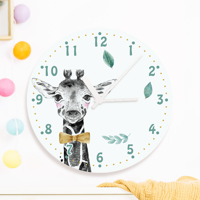 Personalizowany zegar na ścianę ze wskazówkami który ma kolorowy nadruk w postaci bajkowej żyrafy z muszką oraz imieniem dziecka