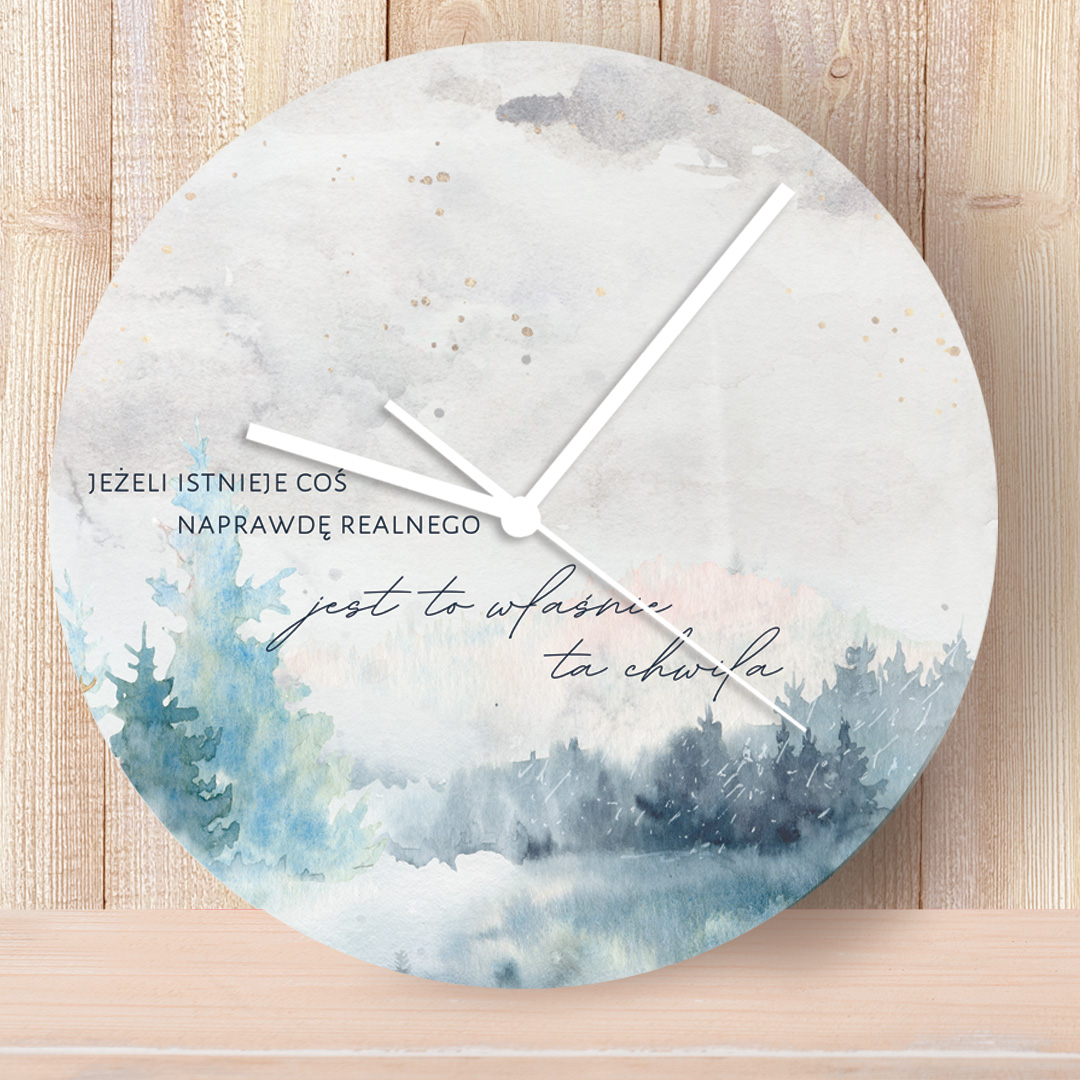 Zegar z nadrukiem który przedstawia zimową panoramę lasu i posiada nadruk z imionami i datą oraz cytatem