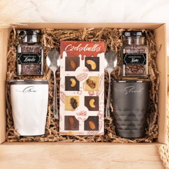 BOX z prezentami dla pary kubki kawa herbata łyżeczki z grawerem