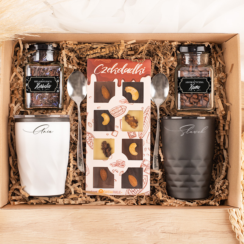 Zdjęcie slidera - BOX z prezentami dla pary kubki kawa herbata łyżeczki z grawerem