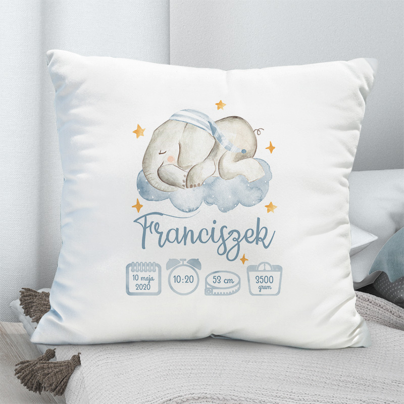 Biała poduszka personalizowanaz imieniem i metryczką dziecka, grafika błekitny słonik śpiący na chmurce