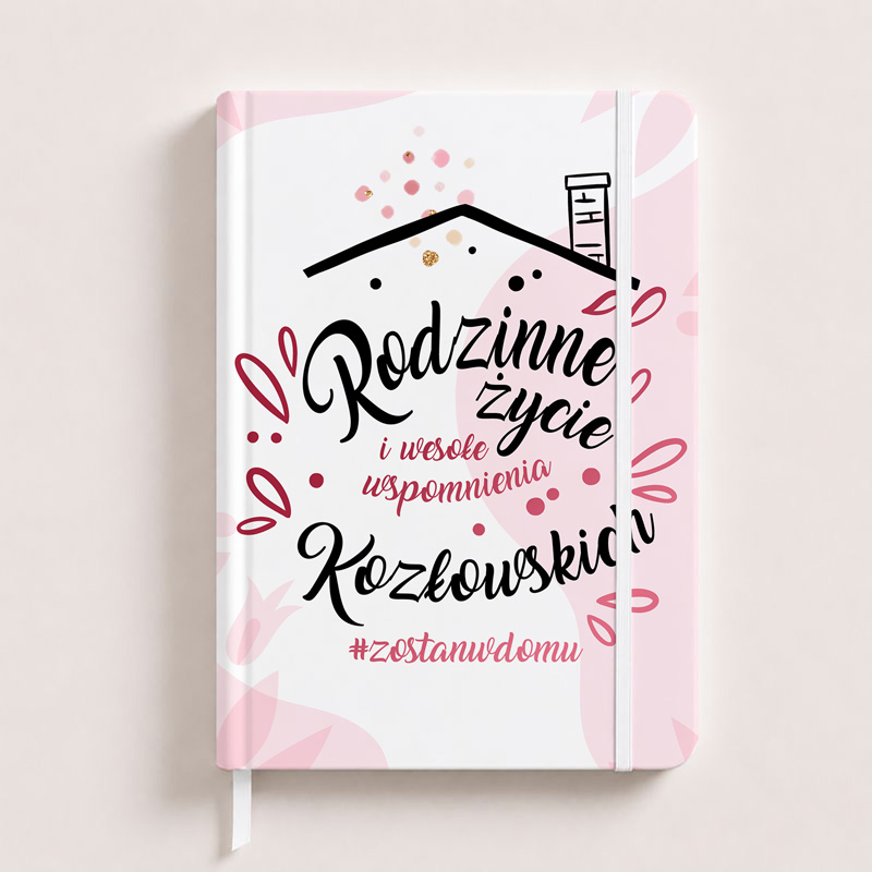 Notatnik z różowym tłem, z napisem "Rodzinne życie i wesołe wspomnienia Kozkowskich" oraz hashtagiem "#zostanwdomu".