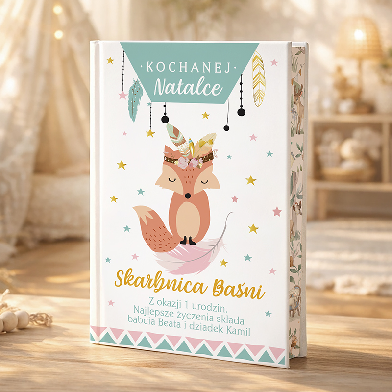 Książka z uroczą ilustracją lisa w otoczeniu gwiazdek i piór, z napisem "Skarbnica Baśni" dedykowana Natalce.