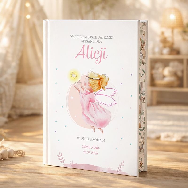 Książka z tytułem "Najpiękniejsze bajeczki napisane dla Alicji" z ilustracją wróżki, ustawiona na drewnianym stole.