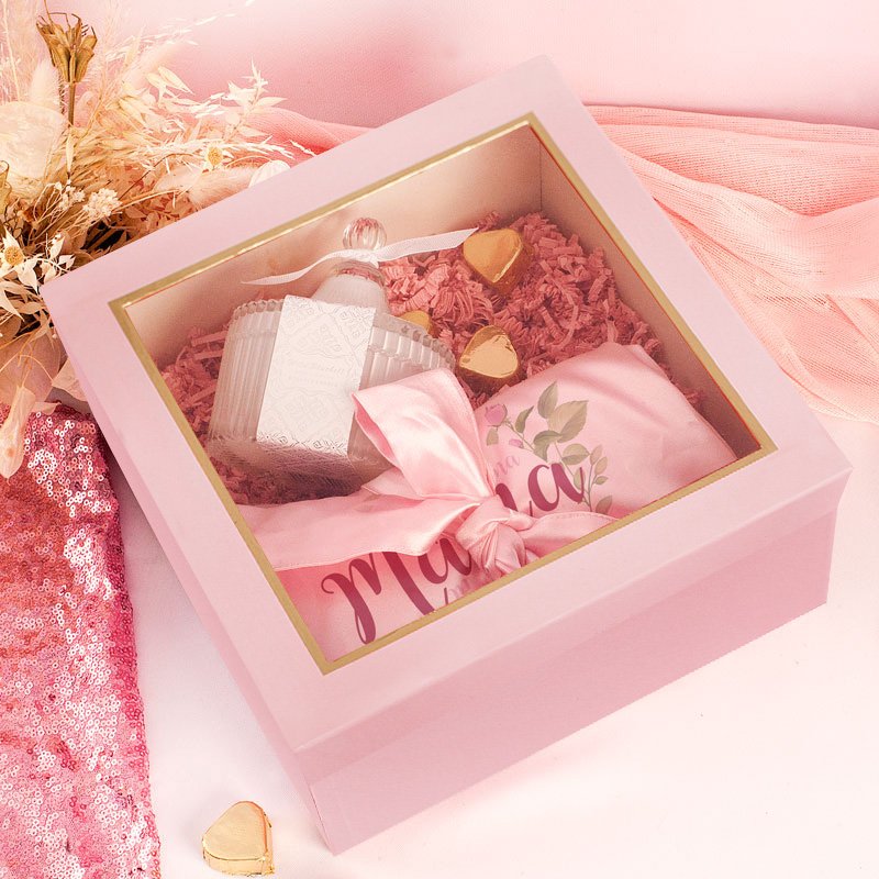 Zestaw prezentowy dla mamy w różowym pudełku.
