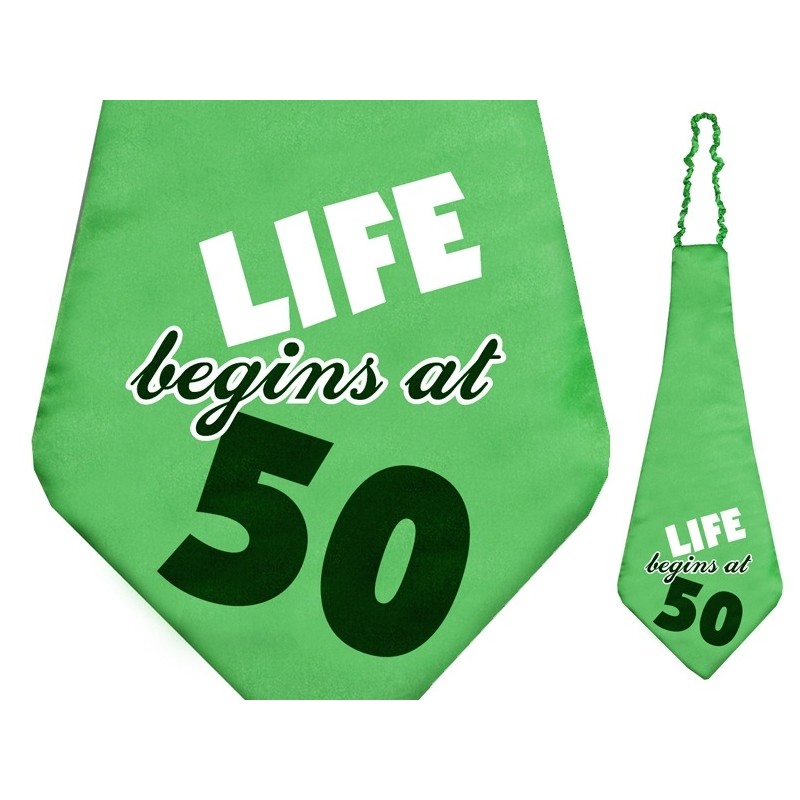 Krawat na gumce z napisem na 50 urodziny, wykonany z połyskującego materiału w zielonym kolorze.