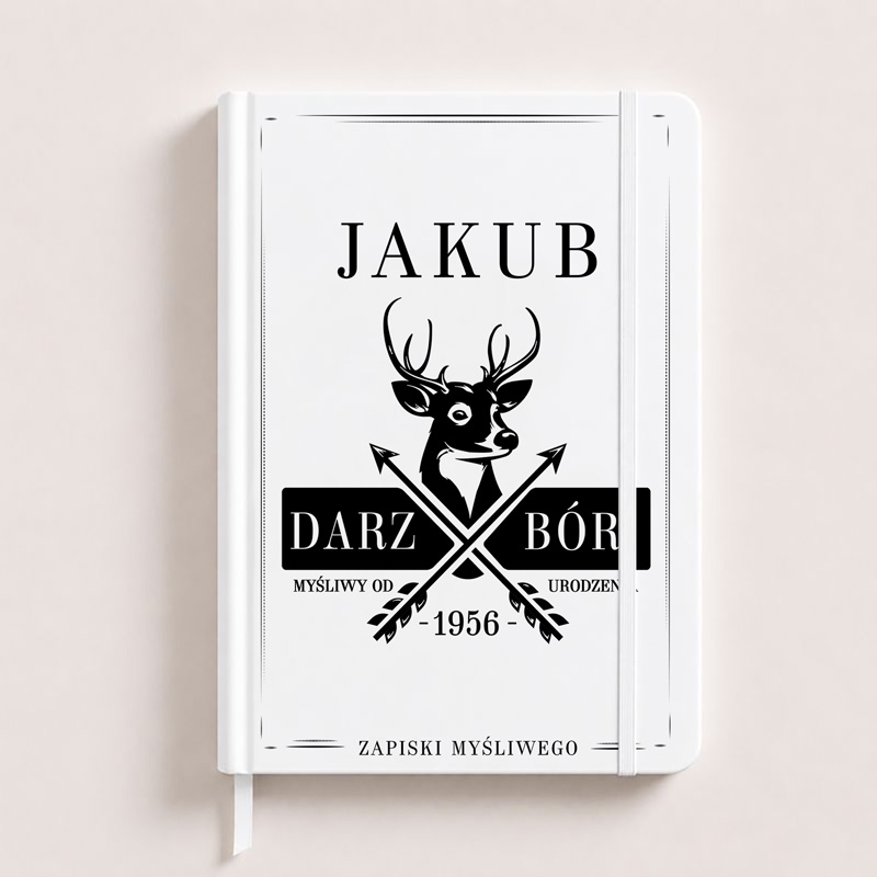 Notatnik z białą okładką, na której widnieje napis "JAKUB DARZ BÓR" oraz grafika przedstawiająca jelenia z dwoma krzyżującymi się strzałami.