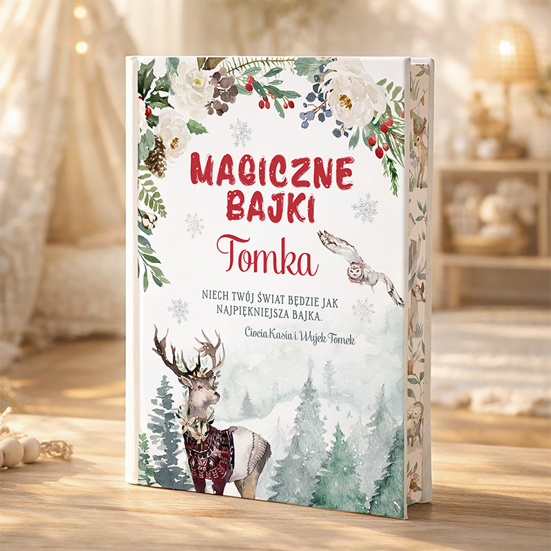 Okładka książki "Magiczne Bajki Tomka" z ilustracjami renifera w swetrze oraz ozdobami świątecznymi na tle jasnego wnętrza.