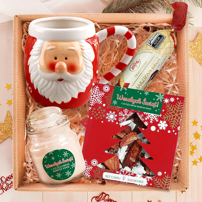Świąteczny zestaw w postaci kubka, czekoladek i świeczek to piękny prezent na Święta Bożego Narodzenia.