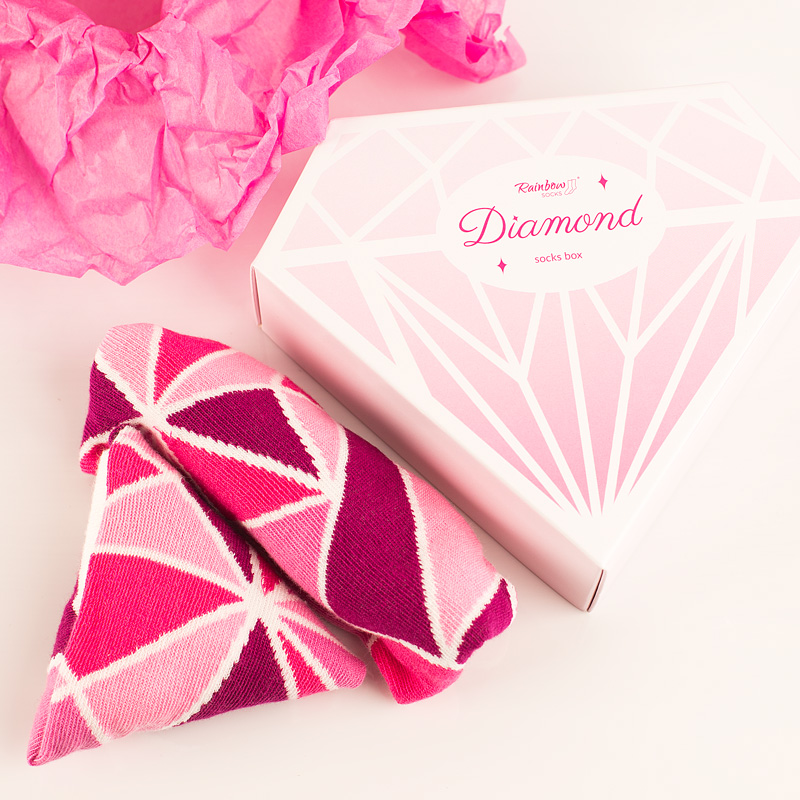 Zdjęcie slidera - SKARPETKI damskie Diamenty w różowym pudełku