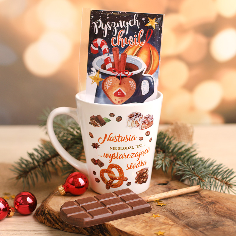 Prezent świąteczny Kubek i Gorąca czekolada na patyczku. Na kubku znajduje się świąteczna grafika z imieniem i dedykacją.