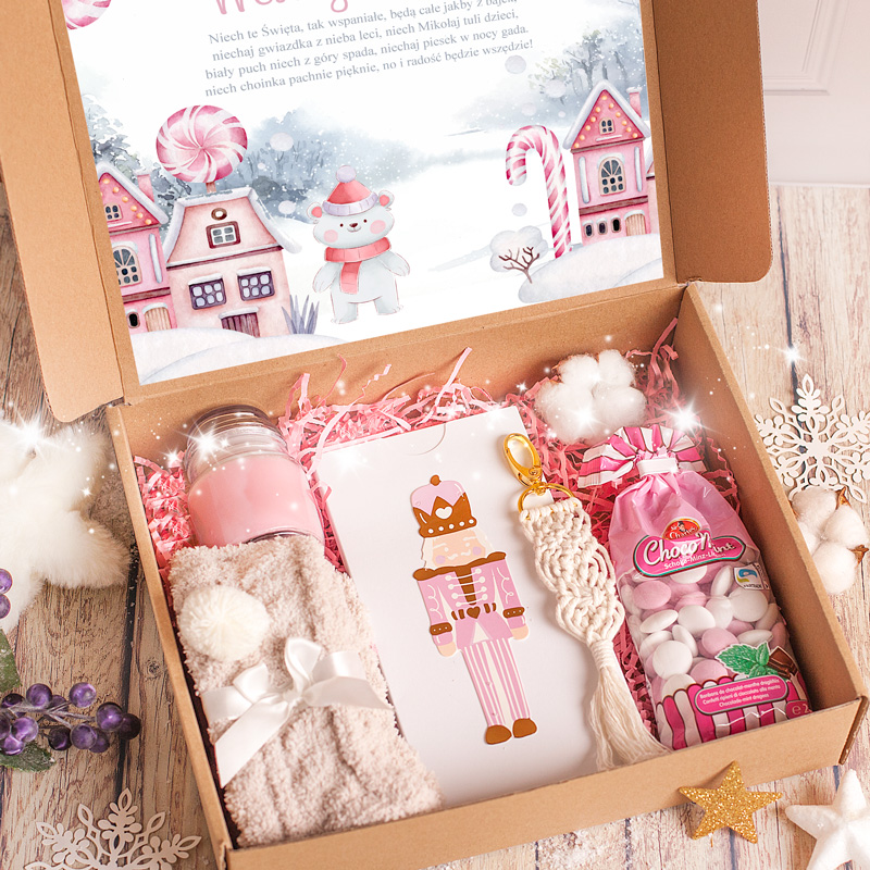 Zestaw upominków świątecznych dla dziewczynki w różowym pudełku