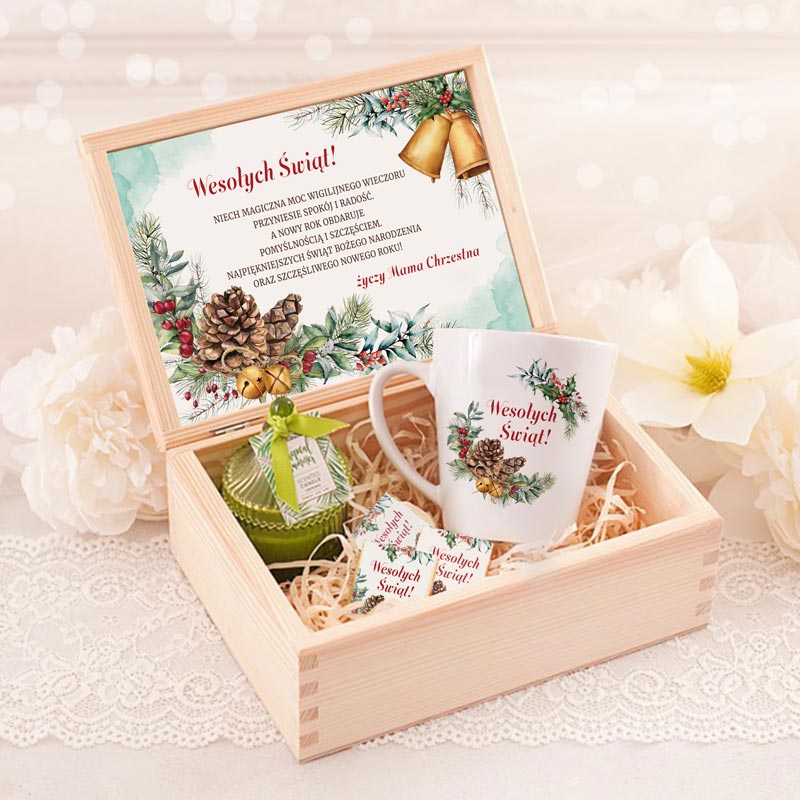 Personalizowana skrzynka z upominkami i życzeniami świątecznymi. W drewnianym pudełku znajdują się czekoladki, kubek oraz świeczka w ozdobnym szkle.