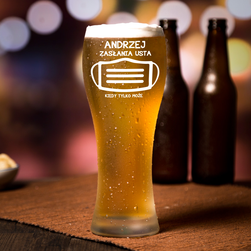 Personalizowana szklanka do piwa z grawerowanym napisem oraz z symbolem maseczki ochronnej na usta i nos.