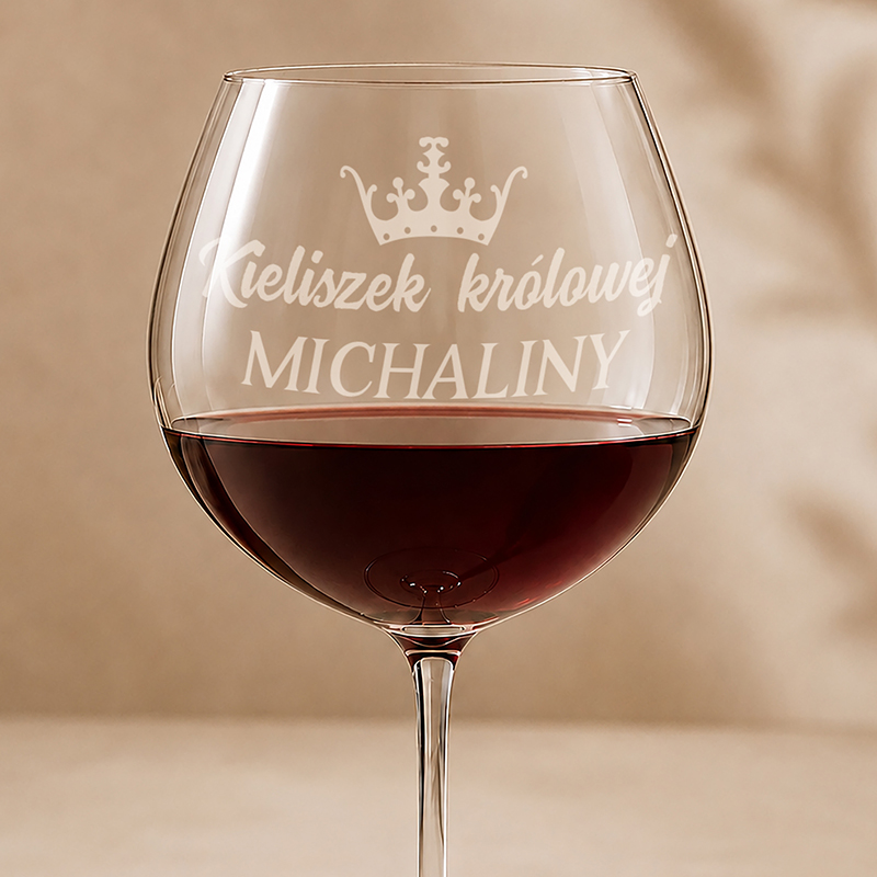 Szklanka do wina z wygrawerowanym napisem "Kieliszek królowej Michaliny" oraz koroną.