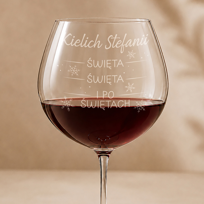 Kieliszek wina z wygrawerowanym napisem "Kielich Stefanii" oraz frazami "Święta", "Święta" i "I po Świętach".