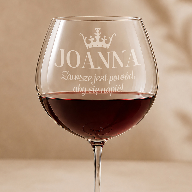 Szklanka do wina z wygrawerowanym imieniem "JOANNA" oraz napisem "Zawsze jest powód, aby się napić!" w eleganckim stylu.