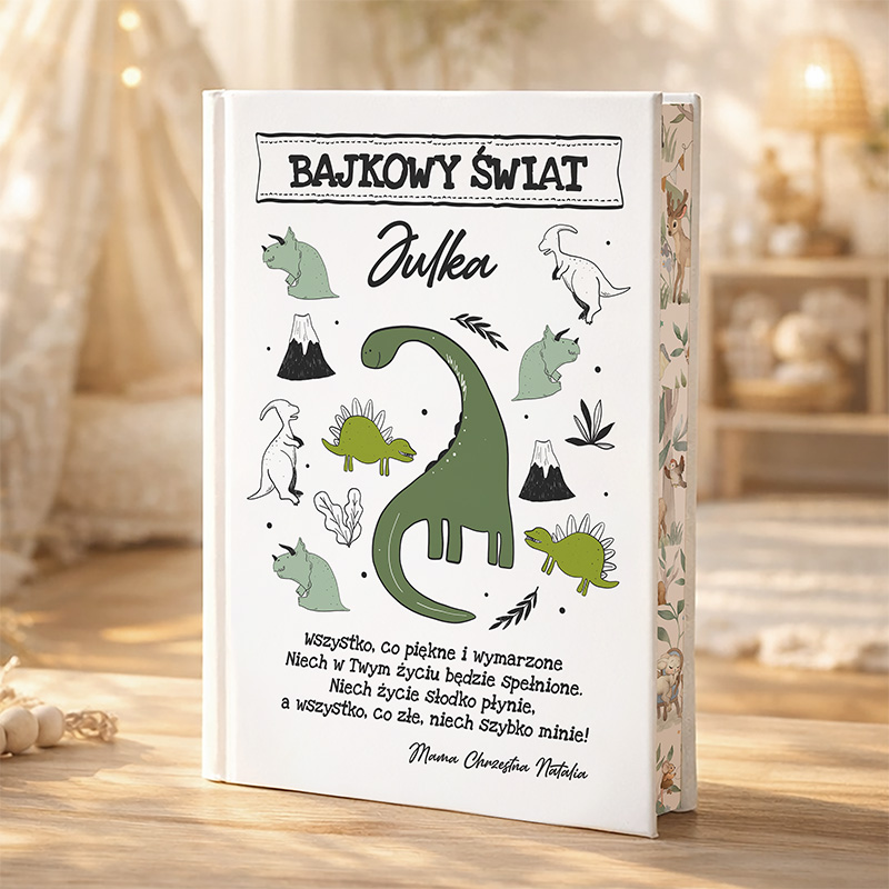 Okładka książki "Bajkowy świat Julka" z ilustracjami dinozaurów, gór i bajkowych elementów, z tekstem życzeń na okładce.