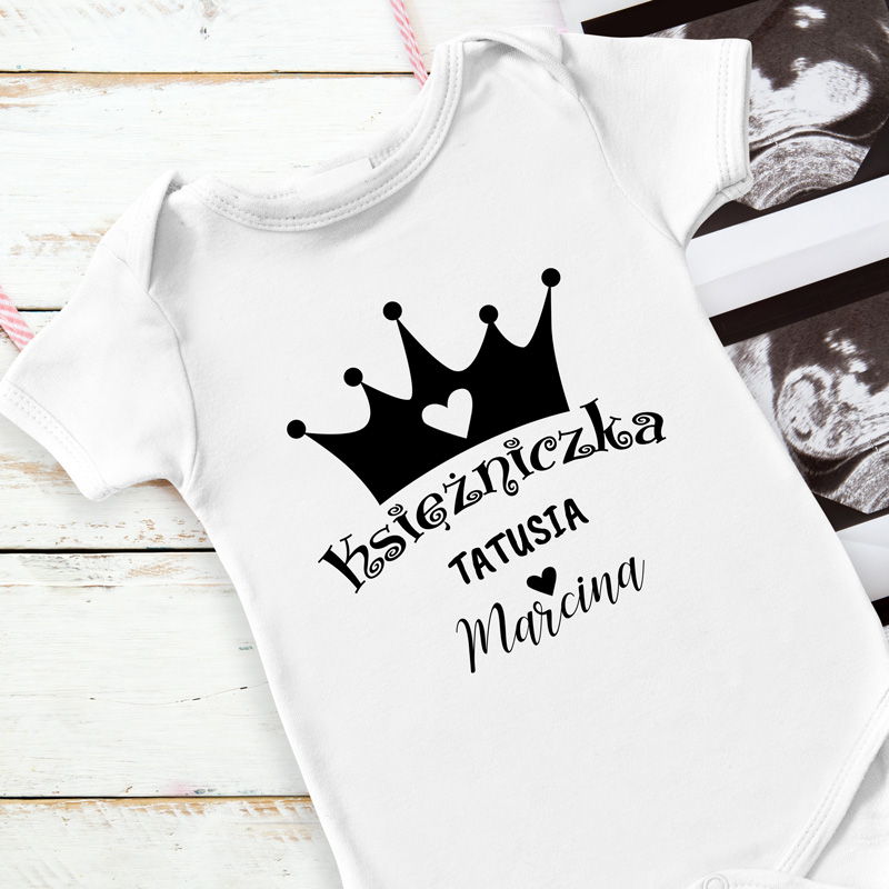 Body niemowlęce z napisem na froncie Księżniczka tatusia + imię oraz motywem korony. Prezent dla przyszłego taty.