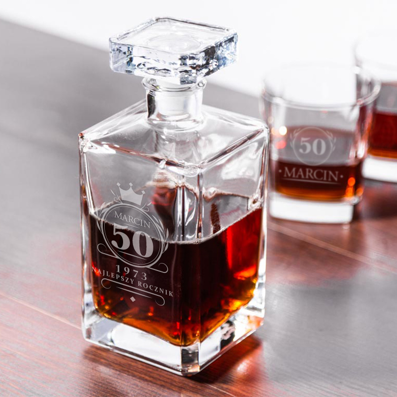 Personalizowany zestaw Karafka i 6 szklanEK do whisky z grawerowanym napisem na okrągłe urodziny.