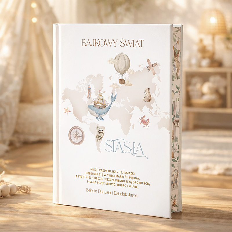 Książka "Bajkowy świat Stasi", ozdobiona ilustracjami i grafiką przedstawiającą mapę oraz różne baśniowe motywy.