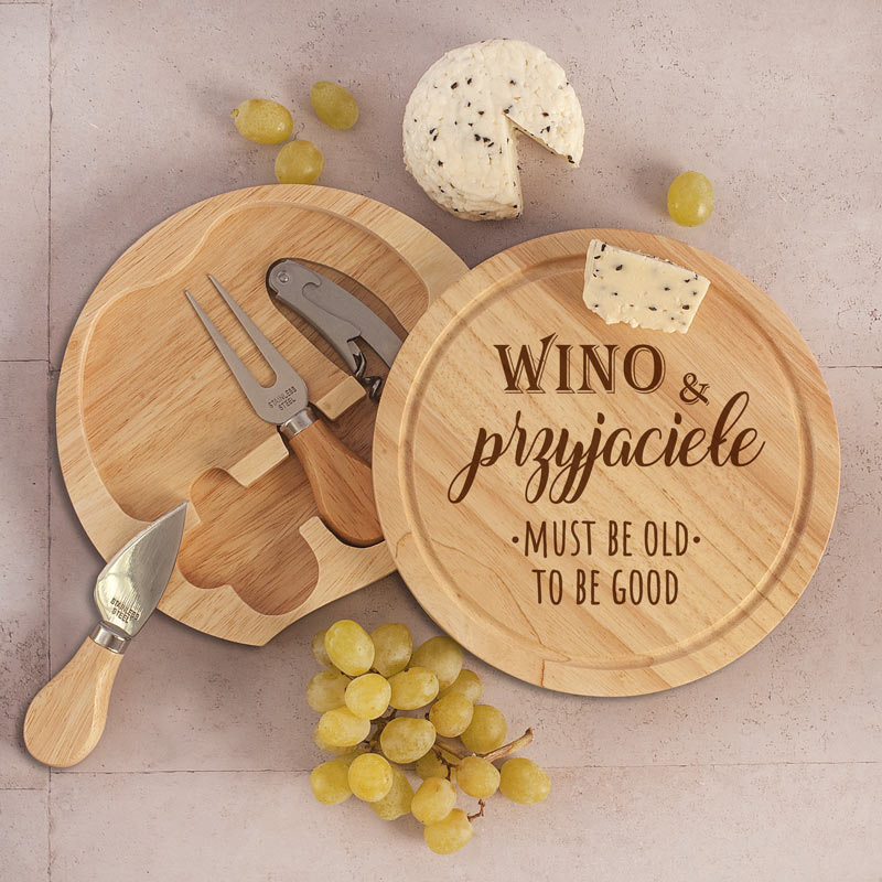 Personalizowana deska do serwowania serów z napisem wino i przyjaciele must be old to be good.