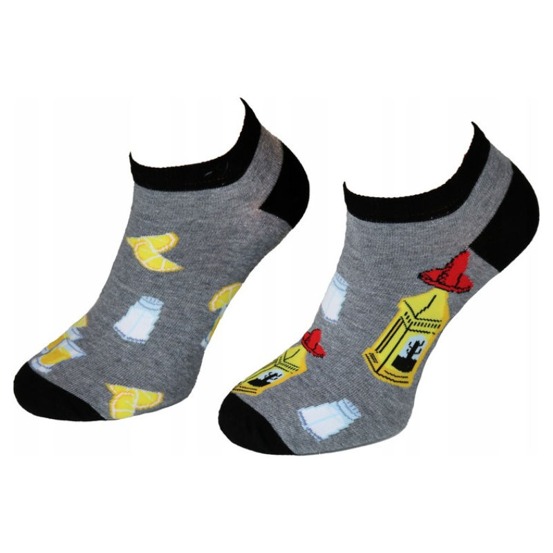 Skarpetki w szarym kolorze z wzorami żółtych cytryn, białych pojemników na sól i przyprawy oraz czerwonej budki strażackiej.