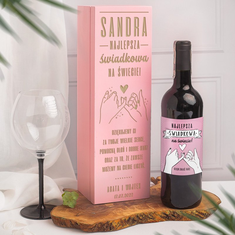 Skrzynia na alkohol dla świadkowej w różowym kolorze. Na niej widnieje efektowna grafika i tekst podziękowań.
