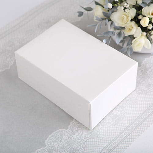 Białe pudełka do prezentów w prostokątnym kształcie. Idealny dodatek do ciasta, prezenty.