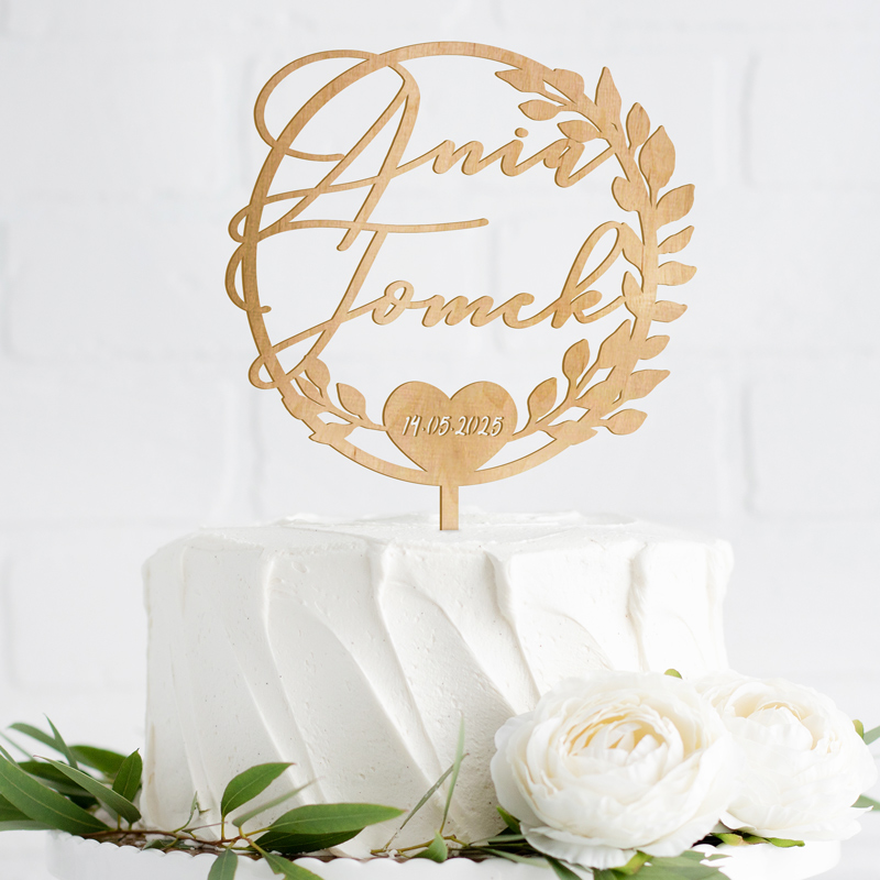 Topper dekoracyjny na tort z imionami Pary Młodej i datą ślubu.