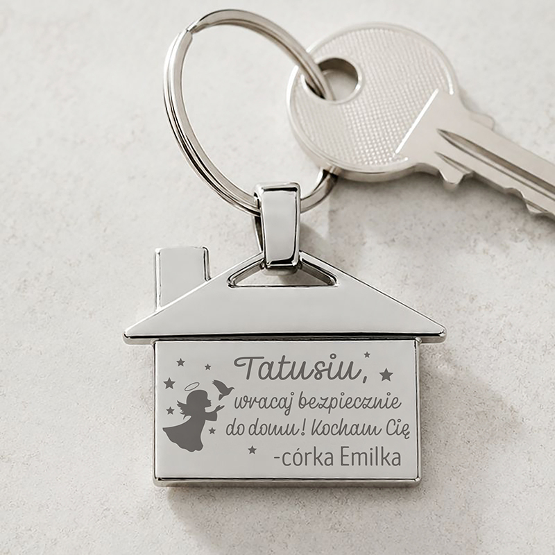 Brelok w kształcie domku z grawerowanym tekstem: "Tatusiu, wracaj bezpiecznie do domu! Kocham Cię - córka Emilka".