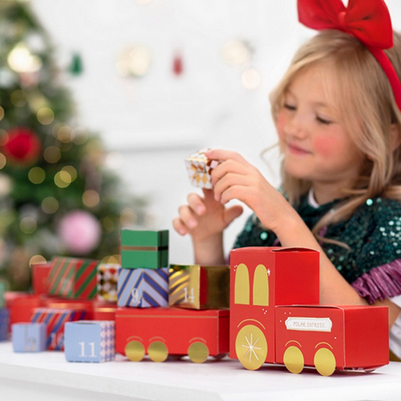 Kalendarz adwentowy w postaci pociągu idealnie sprawdzi się jako prezent dla dziecka.