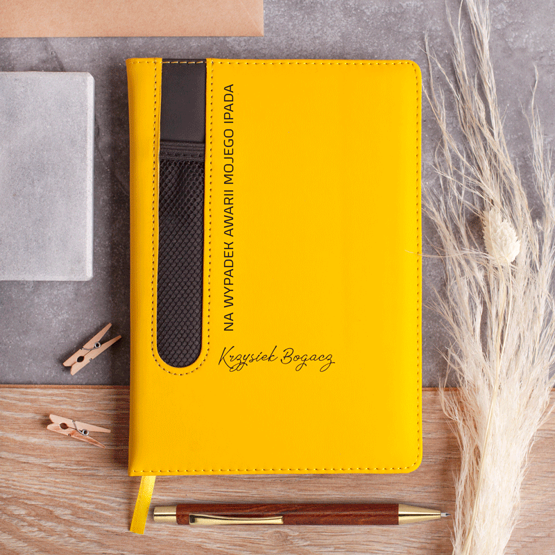 Notes żółty posiada kieszonkę na długopis. Idealnie sprawdzi się jako miejsce na najważniejsze notatki.