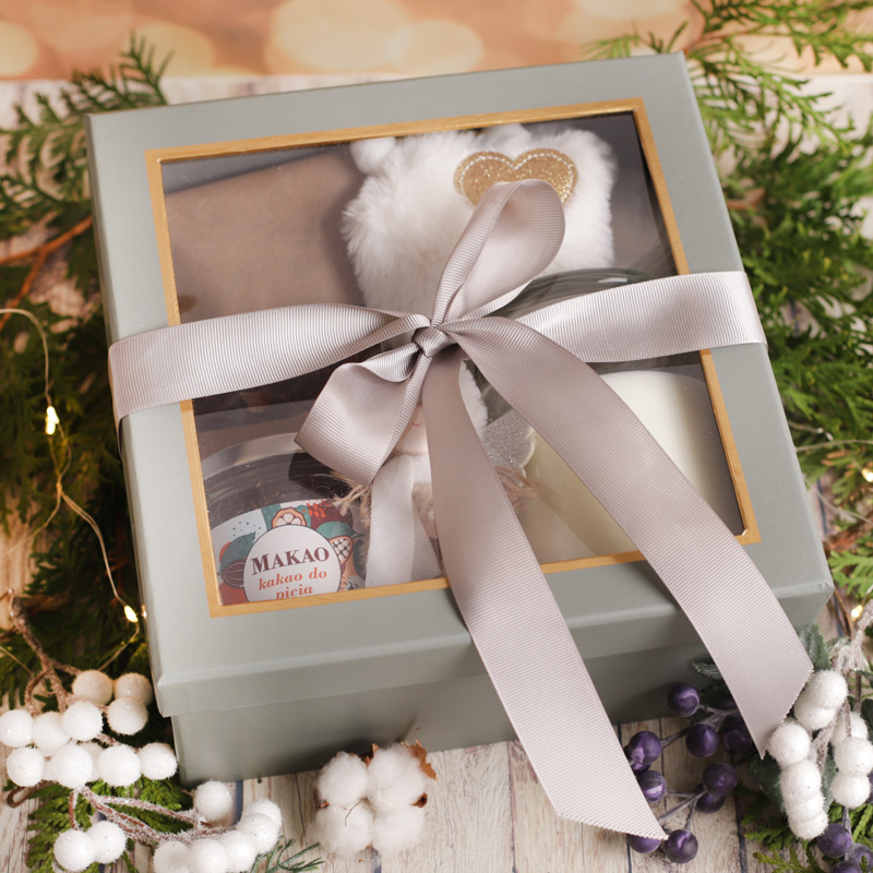 Zdjęcie w galerii - ZESTAW świąteczny pod choinkę w ozdobnym pudełku z kokardą Kakao i świeca