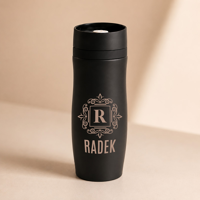Czarny kubek termiczny z logo "R" oraz imieniem "RADEK" na gładkiej powierzchni.