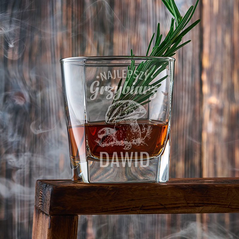 Ciekawy prezent dla grzybiarza - szklanka do whisky z personalizowanym grawerem z imieniem i grzybem