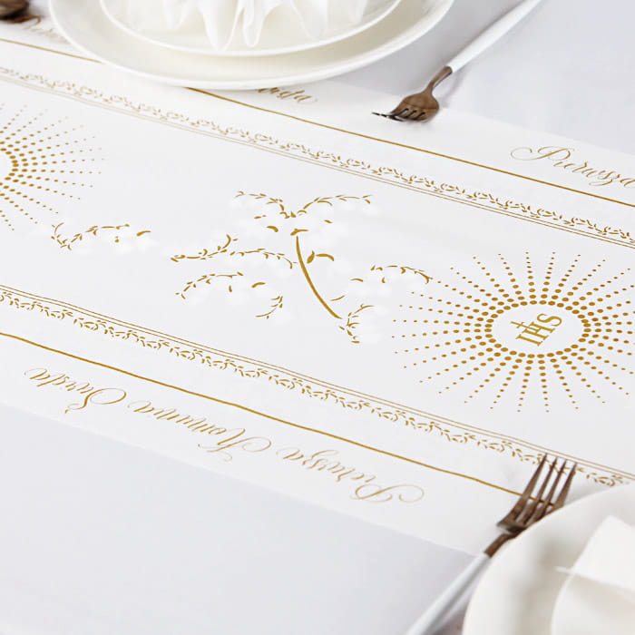 Bieżnik na Komunię w biało-złotej kolorystyce. Piękna dekoracja stołu.