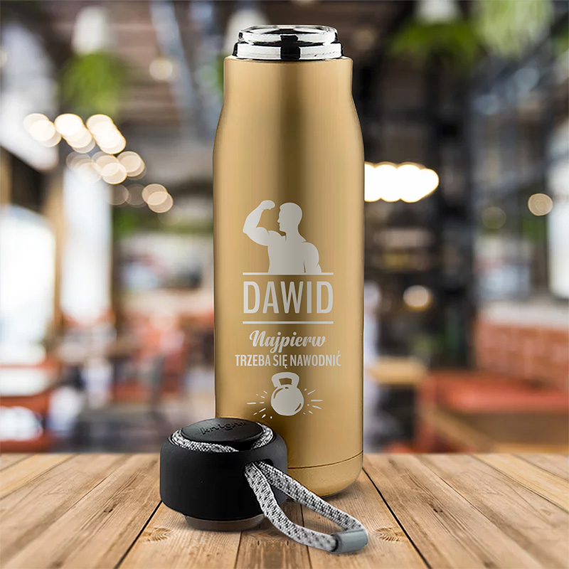 Termos w złotym kolorze na prezent dla sportowca. Personalizowany prezent.