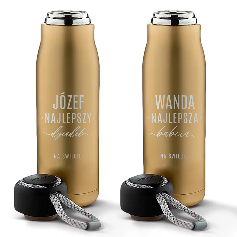 Dwa złote termosy, jeden z napisem 'JÓZEF NAJLEPSZY dziadek', a drugi 'WANDA NAJLEPSZA babcia', oba z czarnymi nakrętkami i szarym uchwytem na końcu.